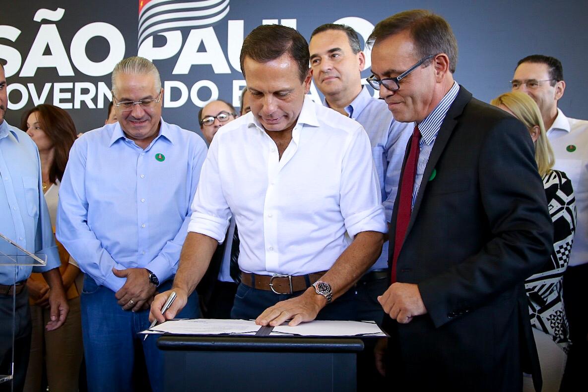 Governo do Estado entrega 186 títulos de propriedade e autoriza início de obras de 200 moradias em Capela do Alto Governo do Estado entrega 186 títulos de propriedade e autoriza início de obras de 200 moradias em Capela do Alto