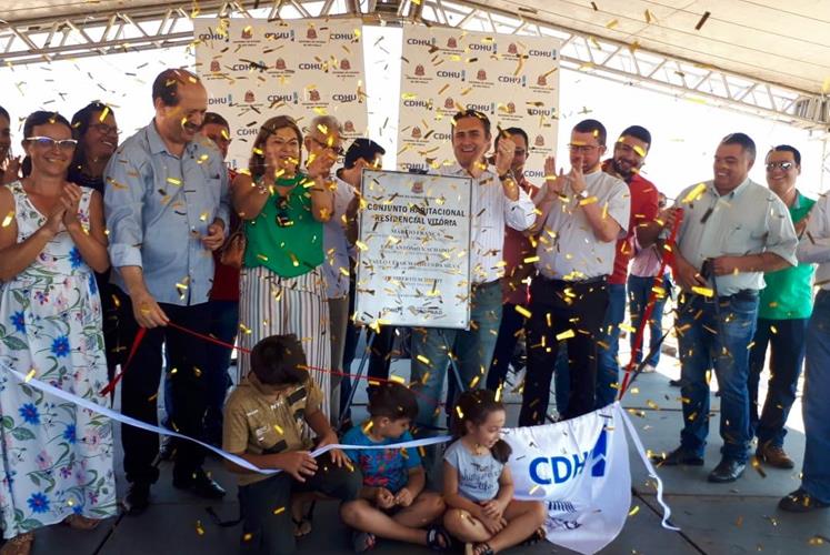 CDHU entrega 58 casas para famílias de Angatuba CDHU entrega 58 casas para famílias de Angatuba