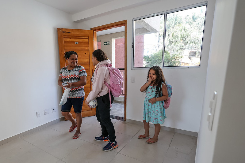 Lar definitivo: CDHU realiza primeiras mudanças de famílias da Favela do Moinho para apartamentos prontos na zona leste