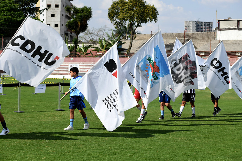 Cerimônia de abertura da 1ª Copa CDHU de Futebol celebra união das comunidades da Zona Leste