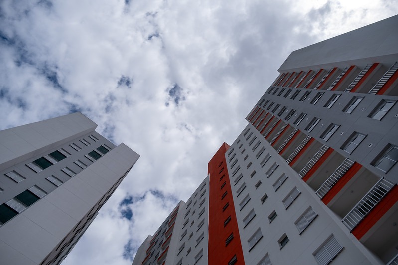 Casa Paulista entrega 174 moradias para famílias de áreas de risco e regulariza 129 imóveis na Baixada Santista